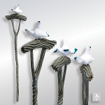 ◆H1340×W290ミリ（鳩飾り含む）◆本体木彫（オリジナルガラス玉埋込）◆鳩（石塑粘土）◆着色 アクリル塗料・絵具Liquitex◆販売価格￥18,700