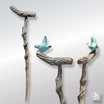 ◆H1030×W280ミリ（鳩飾り含まず）◆本体木彫（オリジナルガラス玉埋込）◆鳩 石塑粘土◆着色 アクリル塗料・絵具Liquitex◆販売価格￥58,700