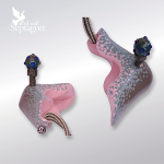 サイズ：100×45×70ミリ　材質：朴（ネックストラップ付き）価格：￥7,700