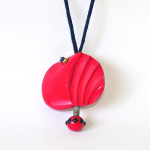 サイズ：90×70×20ミリ　材質：朴（ネックストラップ付き）価格：￥7,700