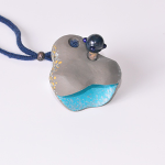 サイズ：100×80×17ミリ　材質：朴（ネックストラップ付き）価格：￥7,700