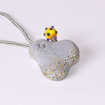 サイズ：65×65×60ミリ　材質：朴（ネックストラップ付き）価格：￥7,700