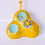 サイズ：90×70×20ミリ　材質：朴（ネックストラップ付き）価格：￥7,700