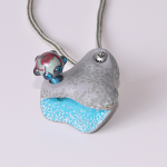 サイズ：57×57×60ミリ　材質：朴（ネックストラップ付き）価格：￥7,700