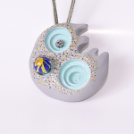 サイズ：90×80×42ミリ　材質：朴（ネックストラップ付き）価格：￥7,700