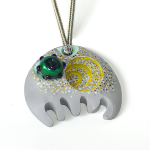 サイズ：90×80×37ミリ　材質：朴（ネックストラップ付き）価格：￥7,700